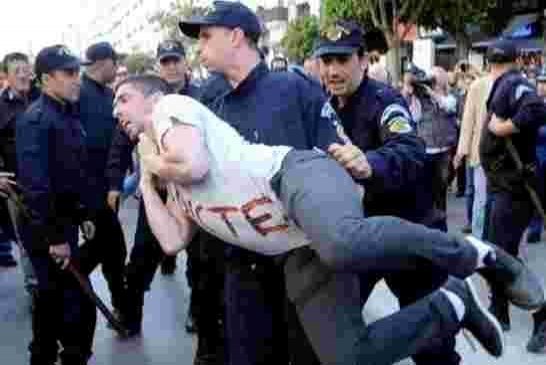 a police disperse violement la marche d’Alger
