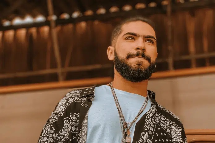 المغني المغربي “طوطو” يسب الذات الإلهية ويشعل موجة غضب عارمة