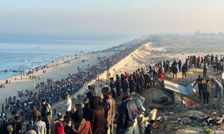 النازحون يعودون إلى شمال قطاع غزة مشيا على الأقدام ردا على خطة ترامب لتهجير