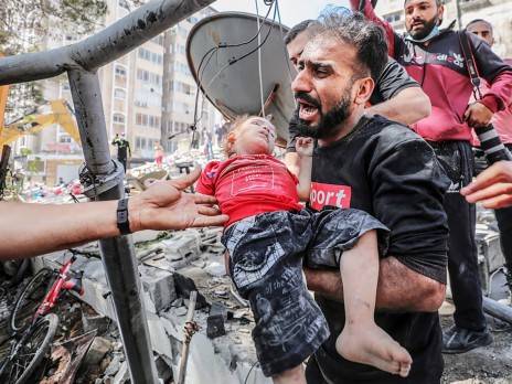 استشهاد 27 فلسطينيا بينهم نساء وأطفال بقصف إسرائيلي على منازل مأهولة في قطاع غزة