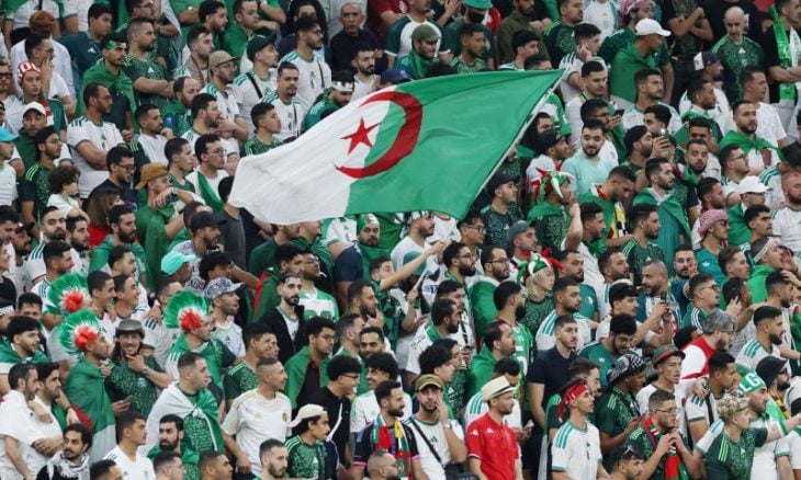 في الجزائر نكتم الصوت وخارجها نلوح بالعلم