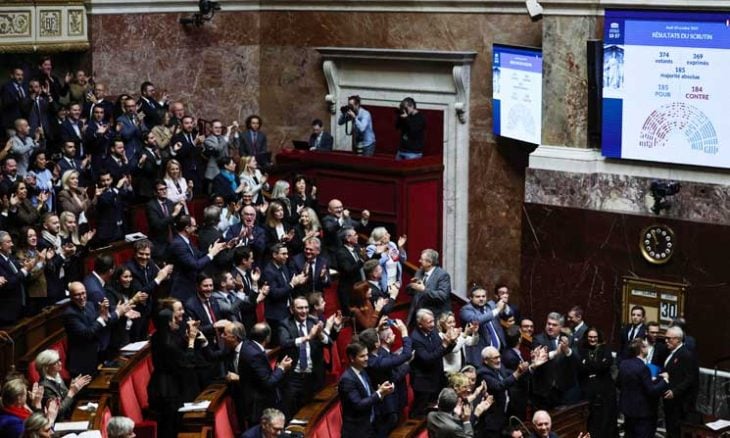 اليمين المتطرف الفرنسي يمرر بفارق صوت واحد لائحة في البرلمان بإلغاء اتفاقية 1968 مع الجزائر