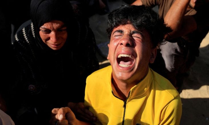 إسرائيل تقتل 64 فلسطينيا في غزة منذ فجر الجمعة