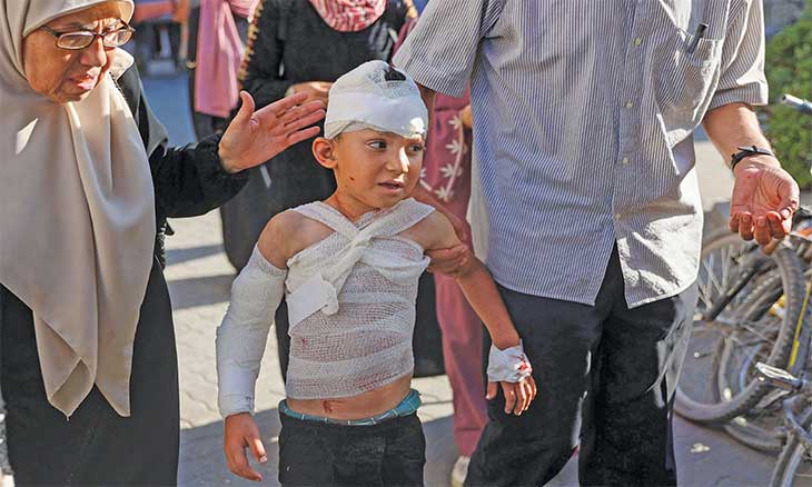 إسرائيل تحرق نازحين في خيامهم بغزة وتقصف مدرسة