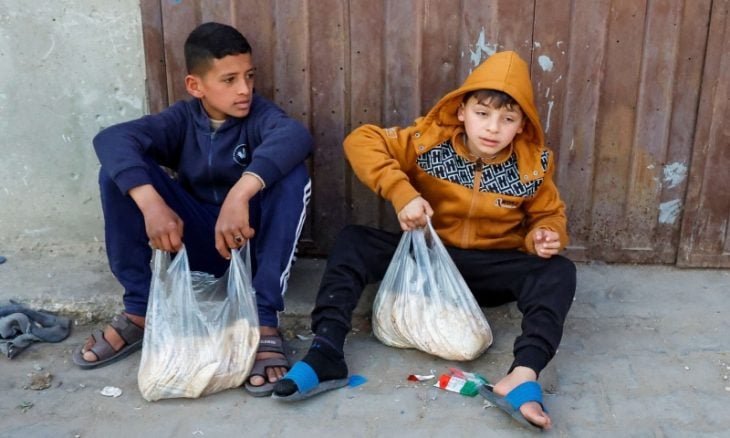 الحصار يغلق مخابز غزة والجوع تملّك من سكان قطاع غزة
