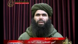Le chef d\'Aqmi menace contre \"une intervention militaire\" au Nord-Mali