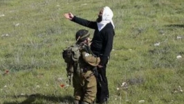 مواطن فلسطيني يستهزئ من جندي اسرائيلي قزم ويطالب بجندي غيره لاعتقاله