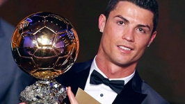 رونالدو يتوج بجائزة أفضل لاعب في العالم