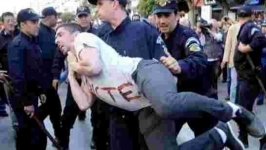 a police disperse violement la marche d’Alger